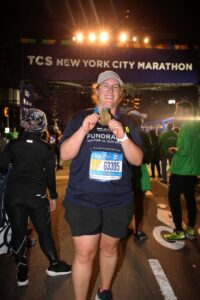 Was sich 2023 bei Julia Çetin und ihrem Trainingsprogramm ändern wird Dank des eigenen Trainingsprogramms an der Ziellinie des New York Marathons angekommen